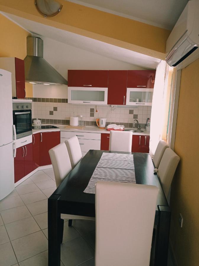 Apartment Silvija Vinisce Bagian luar foto