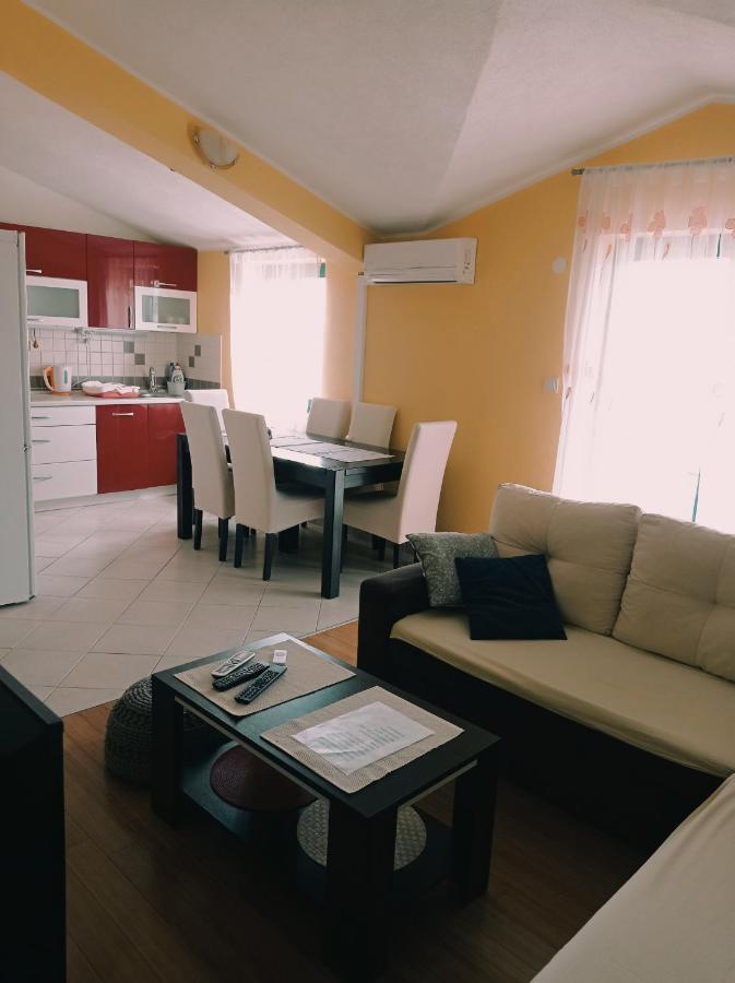 Apartment Silvija Vinisce Bagian luar foto