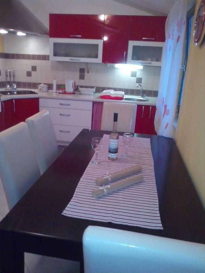 Apartment Silvija Vinisce Bagian luar foto