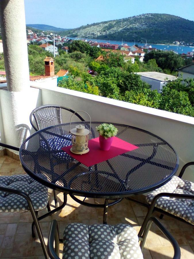 Apartment Silvija Vinisce Bagian luar foto