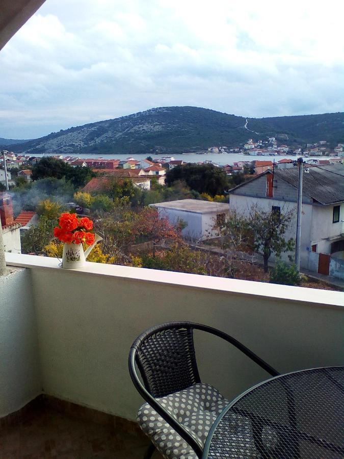 Apartment Silvija Vinisce Bagian luar foto